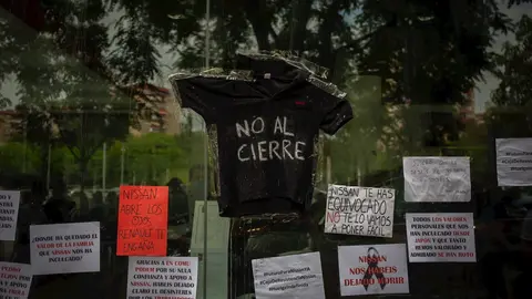 Trabajadores de Nissan cuelgan carteles como signo de protesta en el corte que han realizado en la Gran V&iacute;a de L&rsquo;Hospital (Barcelona) ), a 29 de mayo de 2020.