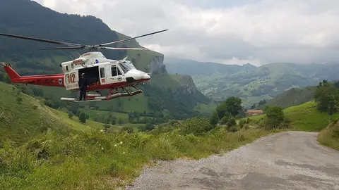 Helic&oacute;ptero del Gobierno de Cantabria en un rescate en San Roque de Riomiera