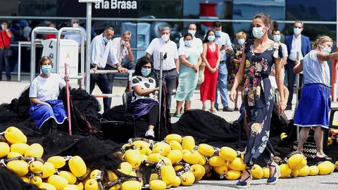 La Reina Do&ntilde;a Letizia durante su visita al Puerto de Santo&ntilde;a, Cantabria.