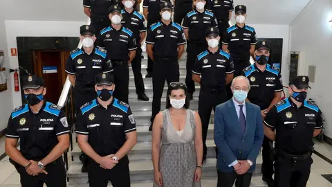 La alcaldesa, Gema Igual, con los agentes locales incorporados