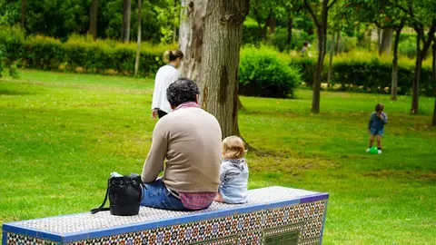 Unos padres con su hijos en  el Parque de Maria Luisa. Sevilla a 26 de abril del 2020