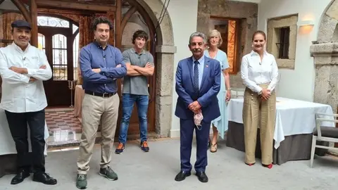Jurado de 'Masterchef' junto al presidente de Cantabria y al chef Jes&uacute;s S&aacute;nchez, en su restaurante El Cenador de Am&oacute;s