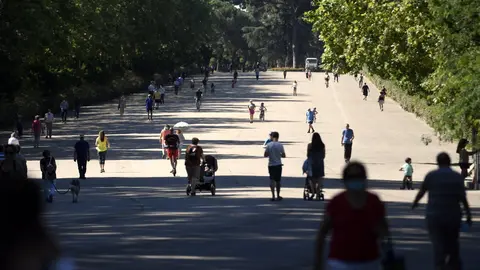 Varias personas caminan por el Parque del Retiro en Madrid (Espa&ntilde;a), a 29 de junio de 2020.