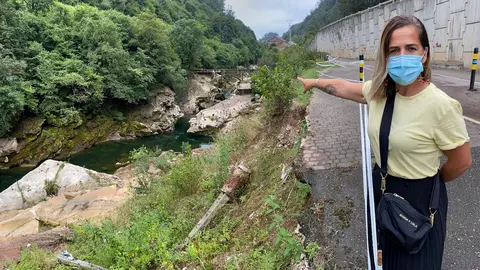 Sandra Mart&iacute;nez se&ntilde;ala el acueducto que genera problemas de seguridad en el r&iacute;o Besaya