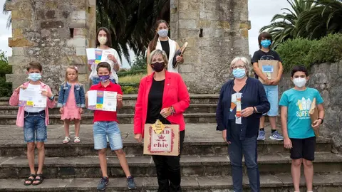 La alcaldesa de Camargo,. Esther Bolado, en la entrega de premiso del cocnurso de juegos infantiles adaptados