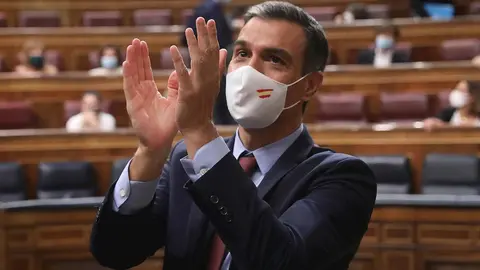 El presidente del Gobierno, Pedro S&aacute;nchez, aplaude tras su intervenci&oacute;n en una sesi&oacute;n plenaria en el Congreso,