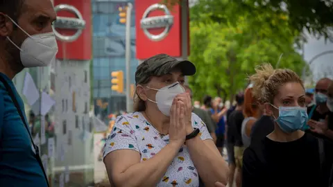 Imagen de trabajadores de Nissan protestando delante de instalaciones de la marca en Barcelona. 