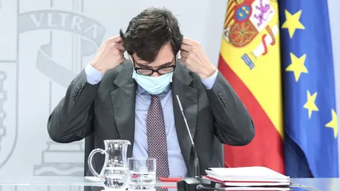 El ministro de Sanidad, Salvador Illa, se quita la mascarilla momentos antes de comparecer en rueda de prensa posterior al Consejo de Ministros celebrado en Moncloa, Madrid (Espa&ntilde;a), a 14 de julio de 2020.