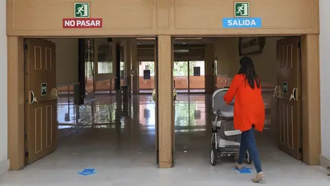 Una mujer sale con un carrito de beb&eacute;. Archivo