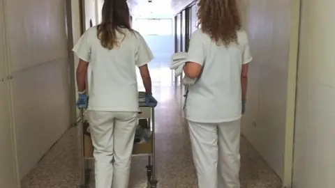 Dos sanitarias en la unidad Covid-19 de la c&aacute;rcel de Brians 2, en Sant Esteve Sesrovires (Barcelona).
