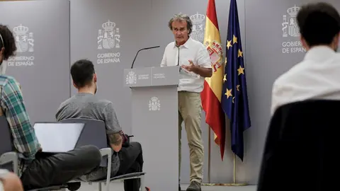 El director del Centro de Coordinaci&oacute;n de Alertas y Emergencias Sanitarias (CCAES), Fernando Sim&oacute;n, durante una rueda de prensa para informar de la evoluci&oacute;n de la COVID-19, en el Ministerio de Sanidad, en Madrid (Espa&ntilde;a), a 27 de julio de 2020.