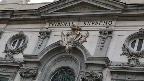 Escudo de Espa&ntilde;a en la fachada del edificio del Tribunal Supremo, en Madrid a 29 de noviembre de 2019.
