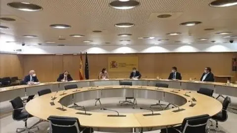 La ministra de Industria, Comercio y Turismo, Reyes Maroto, y el ministro de Agricultura, Pesca y Alimentaci&oacute;n, Luis Planas, se han reunido con representantes de la cadena agroalimentaria para informar sobre las negociaciones con EEUU por los aanceles