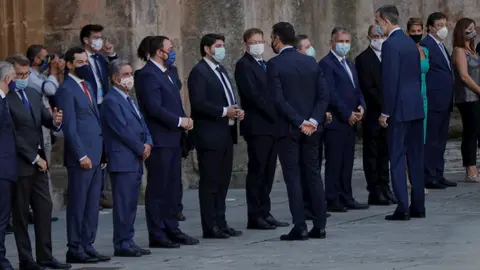 El presidente del Gobierno, Pedro S&aacute;nchez, y el Rey Felipe VI, saludan a los presidentes de las Comunidades Aut&oacute;nomas y las Ciudades aut&oacute;nomas de Ceuta y Melilla