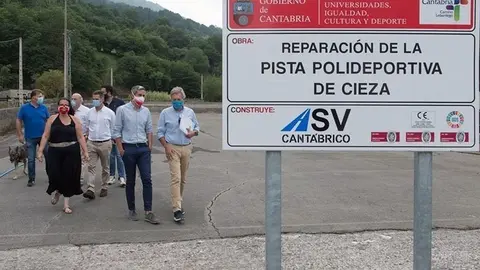 Visita a las obras de mejora de la pista deportiva de Cieza