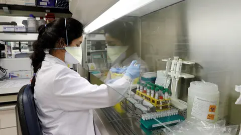 Una joven en el laboratorio.