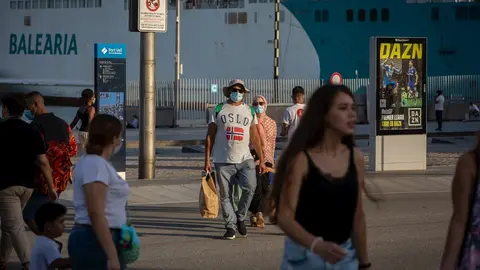 Varias personas caminan por Barcelona, Catalunya (Espa&ntilde;a)