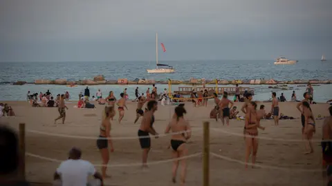 Ba&ntilde;istas en la playa en Barcelona, Catalunya (Espa&ntilde;a)