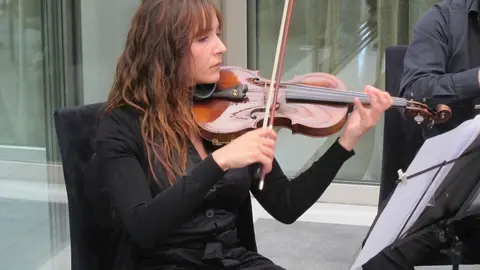 Una Mujer Tocando El Viol&iacute;n