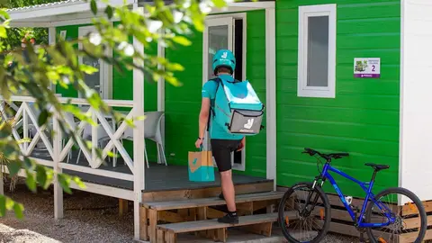 Deliveroo ampl&iacute;a su servicio de entrega a los campings en Espa&ntilde;a