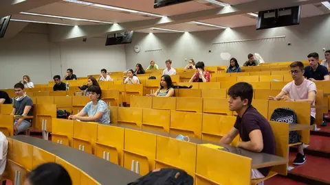 Estudiantes de bachillerato antes de comenzar los ex&aacute;menes de las Pruebas de Acceso a la Universidad (PAU), en el Campus Ciutadella en Barcelona