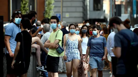 Varias personas caminan con mascarilla por una calle del centro de Madrid, en Madrid (Espa&ntilde;a) a 30 de julio de 2020.
