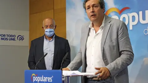 El portavoz del PP en el Parlamento de Cantabria, &Iacute;&ntilde;igo Fern&aacute;ndez (Derecha), y el vicesecretario de Pol&iacute;tica Local del PP auton&oacute;mico, Juli&aacute;n V&eacute;lez