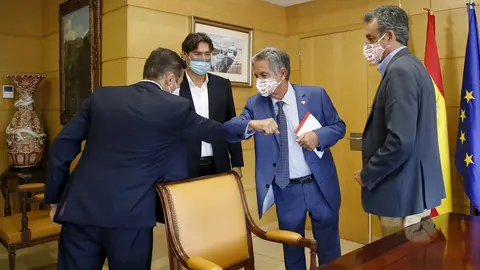El presidente de Cantabria, Miguel &Aacute;ngel Revilla, y el consejero de Transportes, Francisco Mart&iacute;n, con el presidente del Puerto, Jaime Gonz&aacute;lez, y el nuevo director de la APS, Santiago D&iacute;az