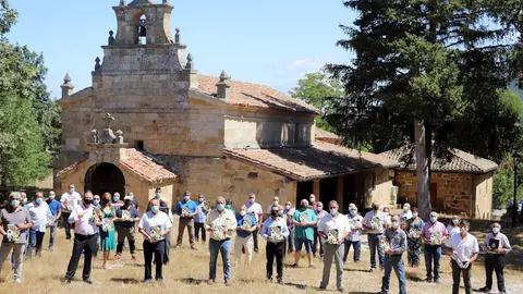 Integrantes de la Corporaci&oacute;n de Valderredible y ped&aacute;neos en la ermita de la Virgen de la Velilla para conmemorar un D&iacute;a de Valderredible  sin celebraciones