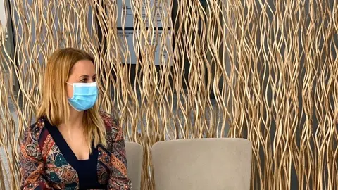 Una mujer con mascarilla