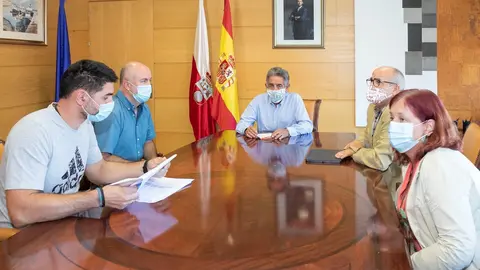 El presidente de Cantabria, Miguel &Aacute;ngel Revilla, y el consejero de Sanidad, Miguel Rodr&iacute;guez, se re&uacute;nen con el alcalde de Valle de Villaverde, Javier P&eacute;rez