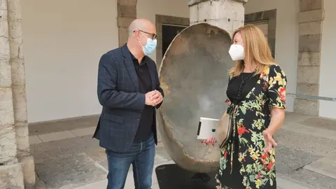 El portavoz parlamentario de Ciudadanos (Cs) Cantabria, F&eacute;lix &Aacute;lvarez, con la presidenta de ATA Cantabria, Ana Cabrero