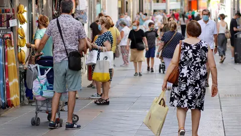Personas en una calle comercial de M&euml;rida.  Imagen de archivo.