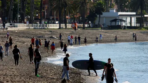 Gente de paseo el s&aacute;bado 2 de mayo de 2020, primer d&iacute;a de paseos autorizados en el estado de alarma por el coronavirus