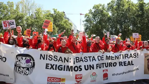 Trabajadores de la planta de Barcelona de Nissan disfrazados de los personajes de la serie 'La Casa de Papel' durante una manifestaci&oacute;n para pedir un futuro para las instalaciones de la ciudad condal, en Madrid (Espa&ntilde;a), a 15 de julio de 2020.