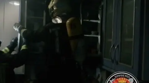 Los bomberos en la cocina quemada