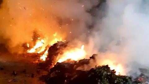 Bomberos de Camargo extinguen un incendio registrado en un contenedor de basura que estaba cargado en un veh&iacute;culo de Recogida
