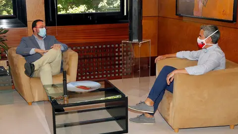 El presidente del Principado de Asturias, Adri&aacute;n Barb&oacute;n, recibe al vicepresidente de Cantabria, Pablo Zuloaga