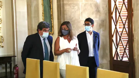 La presidenta del Govern, Francina Armengol (centro), junto al ministro de Inclusi&oacute;n, Seguridad Social y Migraciones, Jos&eacute; Luis Escriv&aacute; (izquierda) y el conseller de Modelo Econ&oacute;mico, Turismo y Trabajo, Iago Negueruela, en el Consolat de Mar.