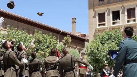 Varios oficiales lanzan sus gorras al aire durante el acto de entrega de los despachos a los nuevos oficiales del Ej&eacute;rcito de Tierra en la Academia General Militar de Zaragoza.