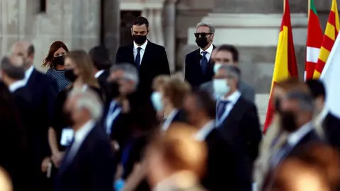 El presidente del Gobierno, Pedro S&aacute;nchez (c), durante el homenaje de Estado a las v&iacute;ctimas de la pandemia de coronavirus en el Patio de la Armer&iacute;a del Palacio Real en Madrid (Espa&ntilde;a), a 16 de julio de 2020.