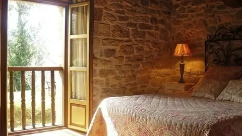 Vista interior de una habitaci&oacute;n de hotel rural. Archivo