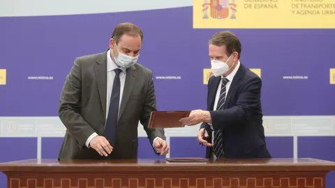 El ministro de Transportes, Movilidad y Agenda Urbana, Jos&eacute; Luis &Aacute;balos (i), durante la firma con el presidente de la Federaci&oacute;n Espa&ntilde;ola de Municipios y Provincias (FEMP), Abel Caballero (d), del convenio 