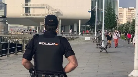 Agente de Polic&iacute;a Nacional en el Paseo Mar&iacute;timo de Santander