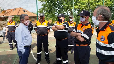Revilla con efectivos del 112 y Protecci&oacute;n Civil durante la entrega de los premios de los Limones Solidarios