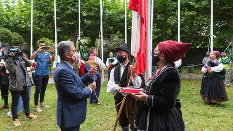 11:00 horas. Parque Municipal Conde San Diego, Cabez&oacute;n de la Sal. El presidente de Cantabria, Miguel &Aacute;ngel Revilla, junto con el vicepresidente y consejero de Universidades, Igualdad, Cultura y Deporte, Pablo Zuloaga, y varios consejeros, preside el homenaje al pueblo c&aacute;ntabro por su comportamiento durante la pandemia organizado con motivo del D&iacute;a de Cantabria. 9 de agosto de 2020 &copy; Ra&uacute;l Lucio