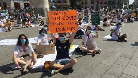 Los MIR se manifiestan para exigir mejoras laborales a la Consejer&iacute;a de Sanidad.