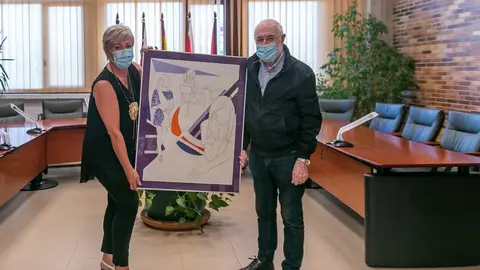 Pedro Sobrado entrega obra Mujer Relevante a alcaldesa de Polanco