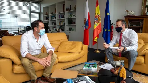 Blanco estudia con el alcalde de Santiurde de Reinosa la mejora de las infraestructuras agrarias del municipio