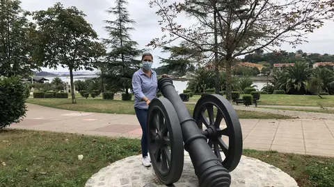 La concejala de Cultura junto al ca&ntilde;&oacute;n rehabilitado